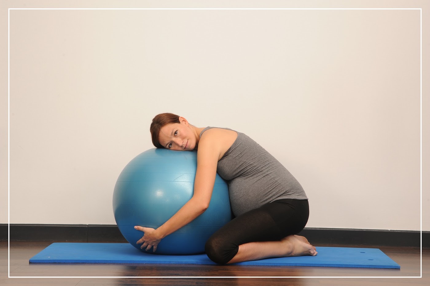 Clase de pilates prenatal con fitball para embarazadas en City Yoga, Madrid